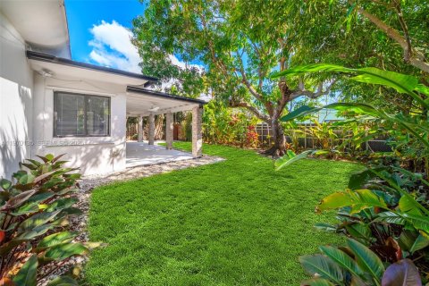 House in North Bay Village, Florida 4 bedrooms, 204.38 sq.m. № 2033456 - photo 25