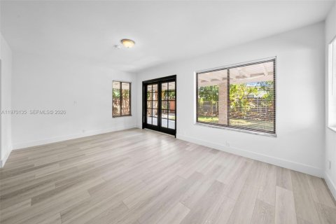 House in North Bay Village, Florida 4 bedrooms, 204.38 sq.m. № 2033456 - photo 18