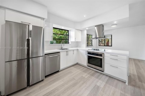 House in North Bay Village, Florida 4 bedrooms, 204.38 sq.m. № 2033456 - photo 6