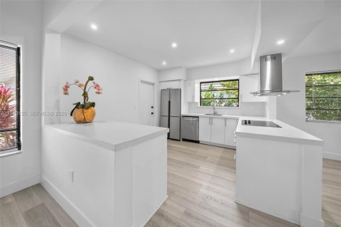 House in North Bay Village, Florida 4 bedrooms, 204.38 sq.m. № 2033456 - photo 5