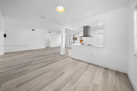 House in North Bay Village, Florida 4 bedrooms, 204.38 sq.m. № 2033456 - photo 11