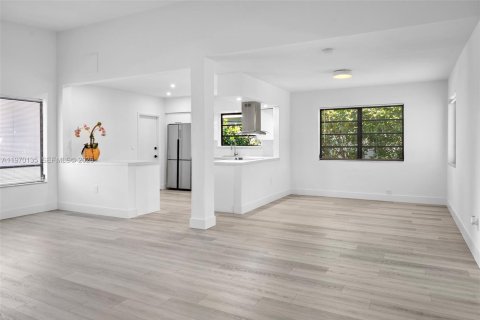 House in North Bay Village, Florida 4 bedrooms, 204.38 sq.m. № 2033456 - photo 10