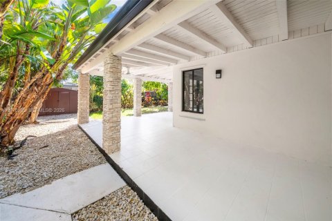 House in North Bay Village, Florida 4 bedrooms, 204.38 sq.m. № 2033456 - photo 21