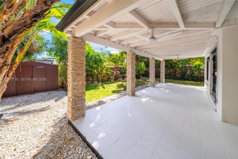 House in North Bay Village, Florida 4 bedrooms, 204.38 sq.m. № 2033456 - photo 20