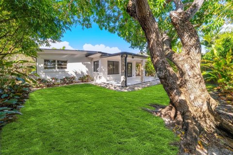 House in North Bay Village, Florida 4 bedrooms, 204.38 sq.m. № 2033456 - photo 24