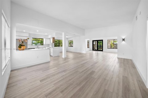 House in North Bay Village, Florida 4 bedrooms, 204.38 sq.m. № 2033456 - photo 2