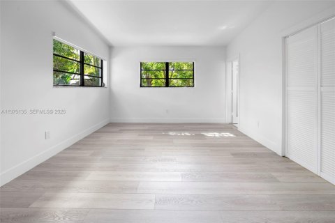 House in North Bay Village, Florida 4 bedrooms, 204.38 sq.m. № 2033456 - photo 29