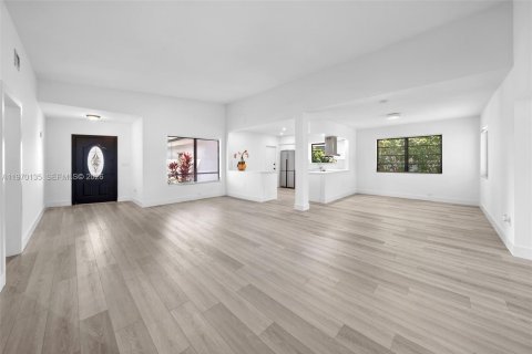 House in North Bay Village, Florida 4 bedrooms, 204.38 sq.m. № 2033456 - photo 26