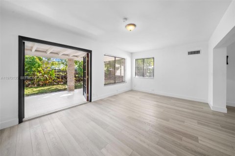 House in North Bay Village, Florida 4 bedrooms, 204.38 sq.m. № 2033456 - photo 19