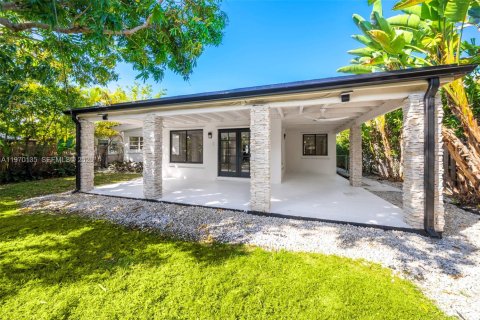 House in North Bay Village, Florida 4 bedrooms, 204.38 sq.m. № 2033456 - photo 22