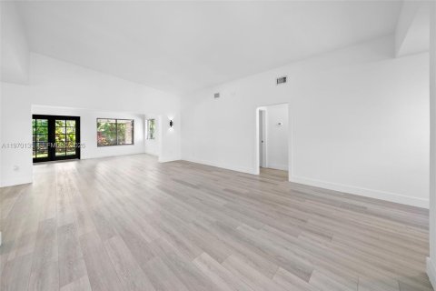 House in North Bay Village, Florida 4 bedrooms, 204.38 sq.m. № 2033456 - photo 15