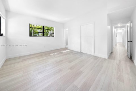 House in North Bay Village, Florida 4 bedrooms, 204.38 sq.m. № 2033456 - photo 28