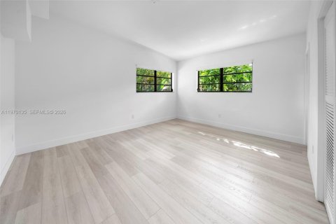 House in North Bay Village, Florida 4 bedrooms, 204.38 sq.m. № 2033456 - photo 27