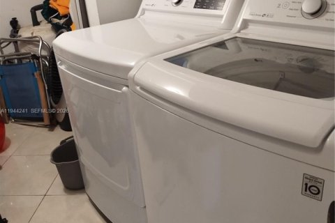 Condo in Sunrise, Florida, 2 bedrooms  № 2001599 - photo 11