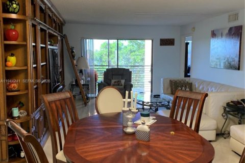 Condo in Sunrise, Florida, 2 bedrooms  № 2001599 - photo 7