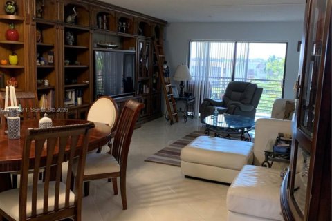 Condo in Sunrise, Florida, 2 bedrooms  № 2001599 - photo 5