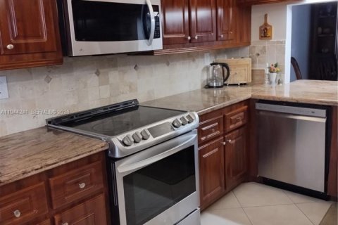 Condo in Sunrise, Florida, 2 bedrooms  № 2001599 - photo 9
