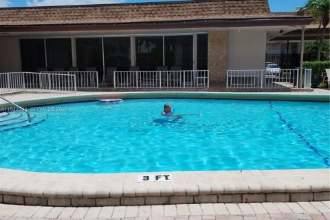 Condo in Sunrise, Florida, 2 bedrooms  № 2001599 - photo 16