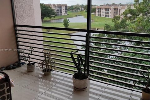 Condo in Sunrise, Florida, 2 bedrooms  № 2001599 - photo 3