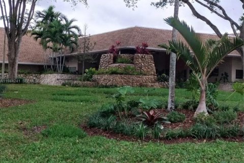 Condo in Sunrise, Florida, 2 bedrooms  № 2001599 - photo 13