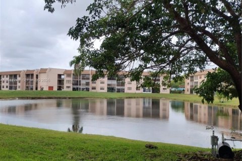 Condo in Sunrise, Florida, 2 bedrooms  № 2001599 - photo 2