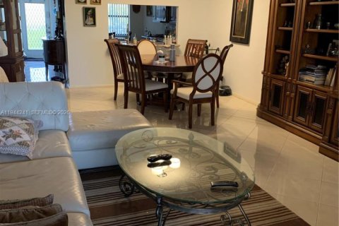 Condo in Sunrise, Florida, 2 bedrooms  № 2001599 - photo 6