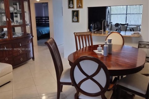 Condo in Sunrise, Florida, 2 bedrooms  № 2001599 - photo 4