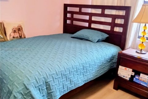 Condo in Sunrise, Florida, 2 bedrooms  № 2001599 - photo 12