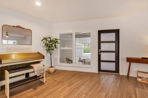 House in El Portal, Florida 3 bedrooms, 209.68 sq.m. № 2076281 - photo 14
