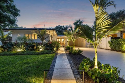 House in El Portal, Florida 3 bedrooms, 209.68 sq.m. № 2076281