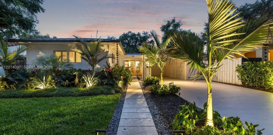 House in El Portal, Florida 3 bedrooms, 209.68 sq.m. № 2076281