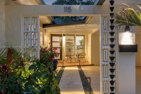 House in El Portal, Florida 3 bedrooms, 209.68 sq.m. № 2076281 - photo 12