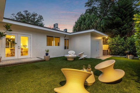 House in El Portal, Florida 3 bedrooms, 209.68 sq.m. № 2076281 - photo 2