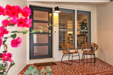 House in El Portal, Florida 3 bedrooms, 209.68 sq.m. № 2076281 - photo 13