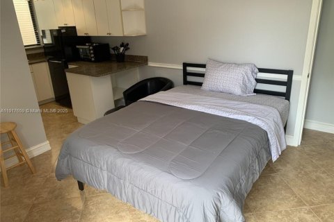 Снять в аренду коммерческую недвижимость в Форт-Лодердейл, Флорида 195.56м2, № 1972308 - фото 1