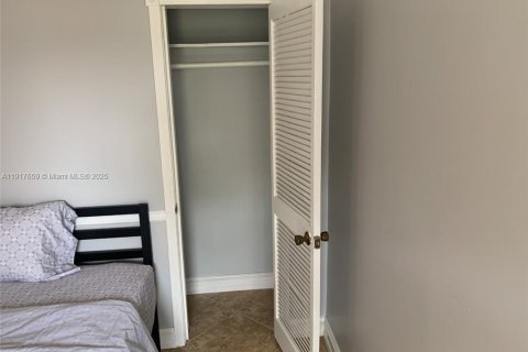 Снять в аренду коммерческую недвижимость в Форт-Лодердейл, Флорида 195.56м2, № 1972308 - фото 2