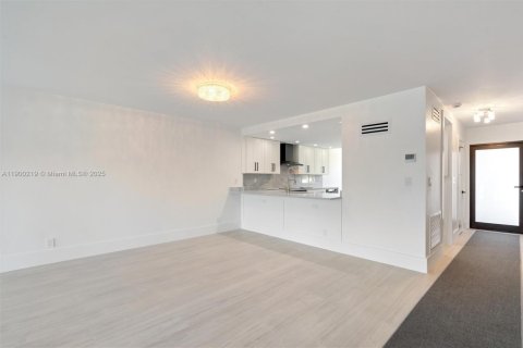 Adosado en venta en Fort Lauderdale, Florida, 2 dormitorios, 176.89 m2 № 1951949 - foto 19