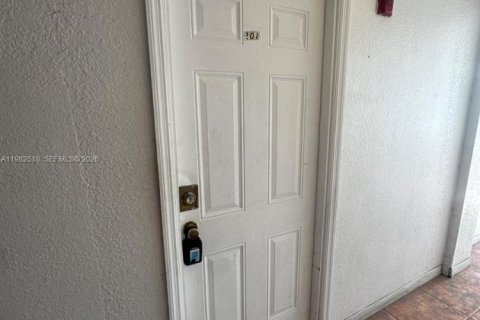 Apartment in Miami, Florida 1 bedroom, 57.13 sq.m. № 2045283 - photo 12