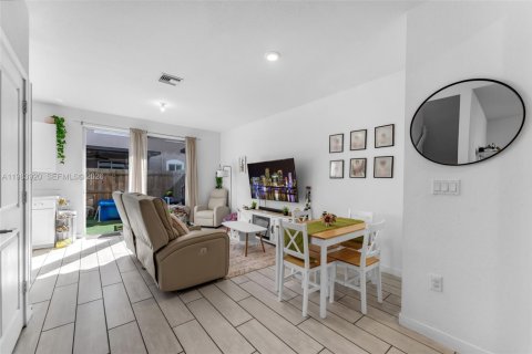 Купить таунхаус в Хомстед, Флорида 3 спальни, 120.96м2, № 2048447 - фото 3