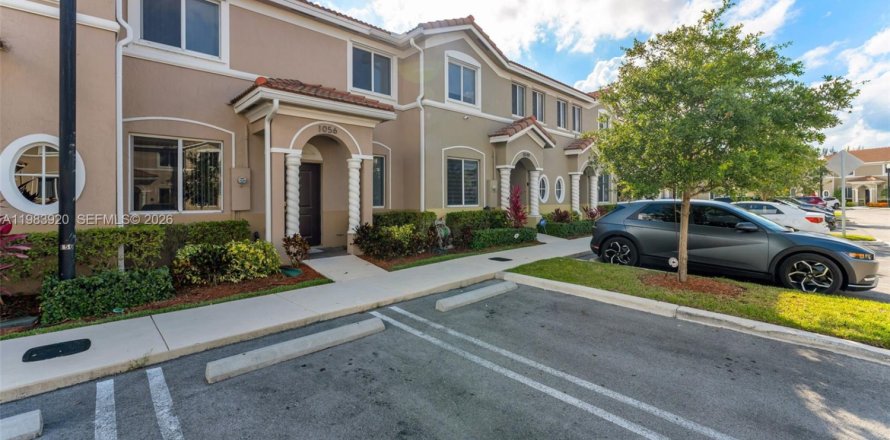 Таунхаус в Хомстед, Флорида 3 спальни, 120.96м2 № 2048447