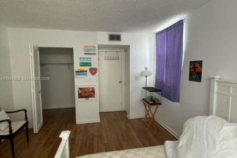 Condominio en venta en Lauderdale Lakes, Florida, 1 dormitorio, 69.49 m2 № 2153328 - foto 1