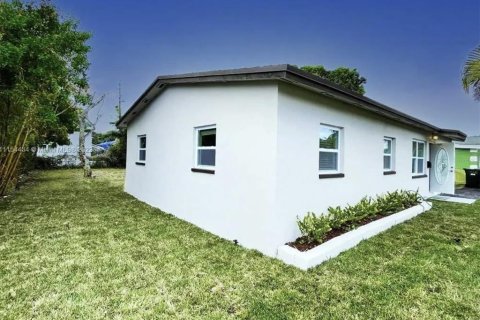 Commercial property in Delray Beach, Florida 99.5 sq.m. № 2148031 - photo 2