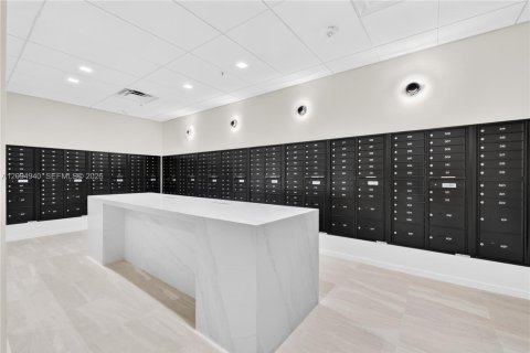 Condo in Sunny Isles Beach, Florida, 2 bedrooms № 2392084 - photo 17
