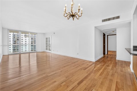 Condo in Sunny Isles Beach, Florida, 2 bedrooms № 2392084 - photo 6