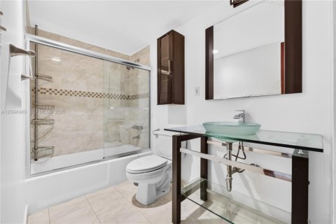 Condo in Sunny Isles Beach, Florida, 2 bedrooms № 2392084 - photo 12