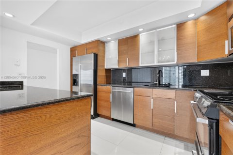 Condo in Sunny Isles Beach, Florida, 2 bedrooms № 2392084 - photo 3