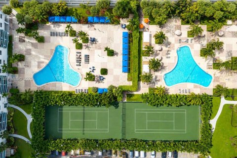 Condo in Sunny Isles Beach, Florida, 2 bedrooms № 2392084 - photo 16