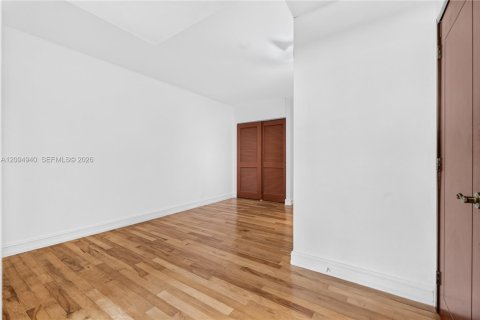 Condo in Sunny Isles Beach, Florida, 2 bedrooms № 2392084 - photo 11