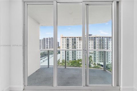 Condo in Sunny Isles Beach, Florida, 2 bedrooms № 2392084 - photo 13