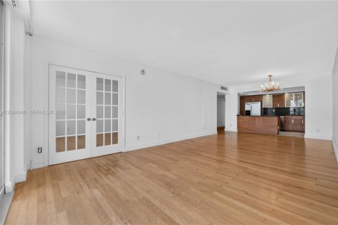 Condo in Sunny Isles Beach, Florida, 2 bedrooms № 2392084 - photo 5